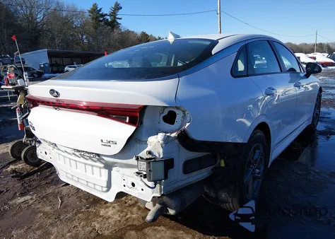 2021 Kia K5 Lxs z USA, uszkodzony, nr VIN 5XXG14J21MG032298